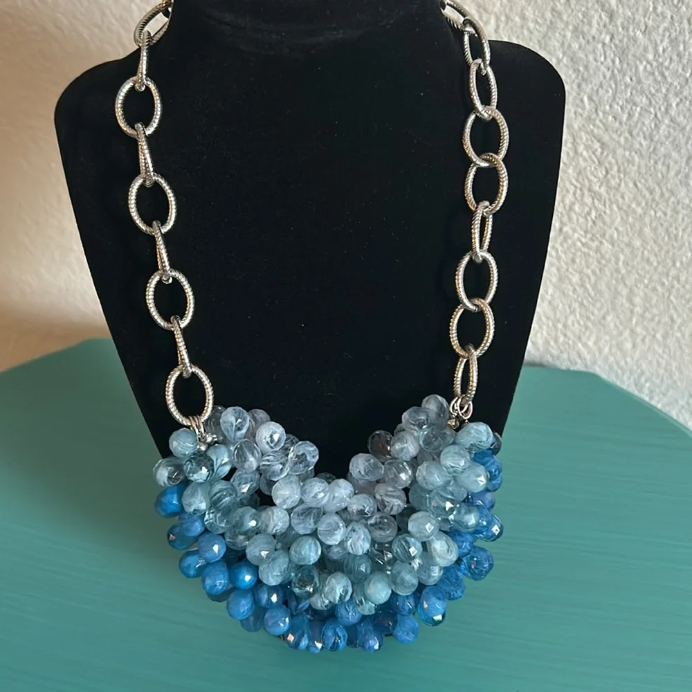 Loft Faceted Ocean Blues Statement Necklace on Silver Tone Oval Link Chain - Picture 6 of 6